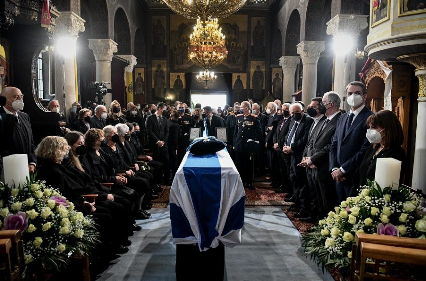  Ιωάννινα: Κηδεύεται ο Κάρολος Παπούλιας με τιμές αρχηγού κράτους