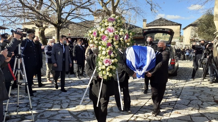  Το τελευταίο ταξίδι του Κάρολου Παπούλια – Στο Νησί της λίμνης των Ιωαννίνων η σορός του