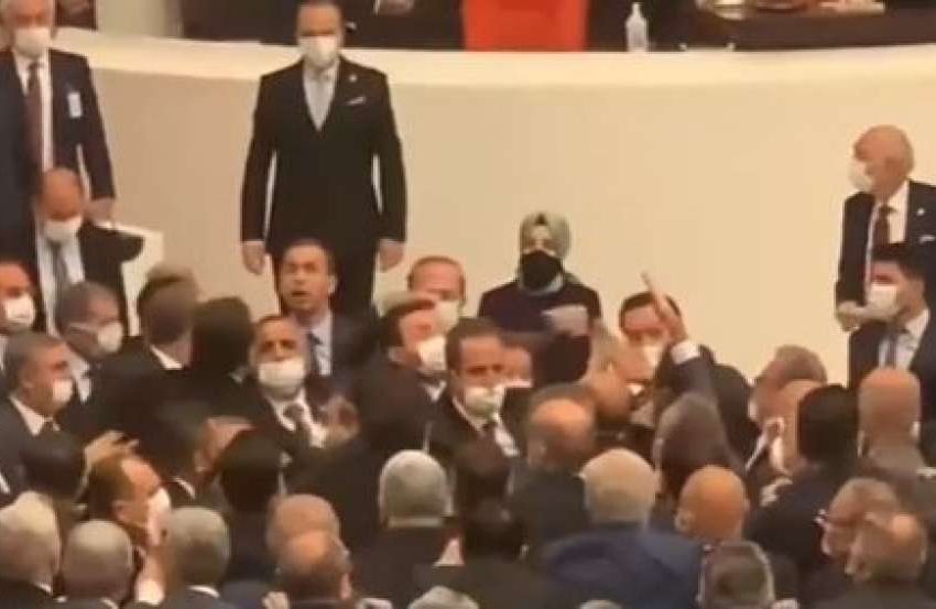  Τουρκία – Βουλευτές πιάστηκαν στα χέρια για μία φωτογραφία του Σοϊλού με φυγά επιχειρηματία