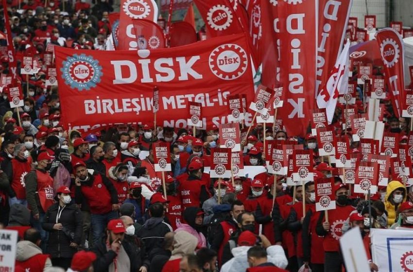  Χιλιάδες διαδηλώνουν στην Κωνσταντινούπολη για την οικονομία που «γκρεμίζεται»