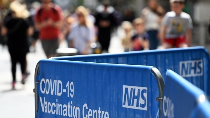  Η Βρετανία καταργεί όλους τους περιορισμούς για τη νόσο Covid