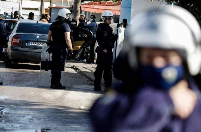  Ζεφύρι: Μεγάλη αστυνομική επιχείρηση μετά τα βίντεο με τα όπλα και τους πυροβολισμούς σε σπίτι Ρομά