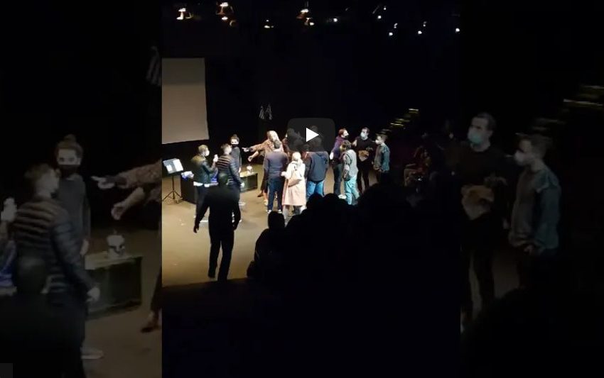  Σάσα Σταμάτη: Γιατί έκανα ντου και διέκοψα την παράσταση του Ζαραλίκου – Η περιγραφή του stand up κωμικού για όσα έγιναν (vid)