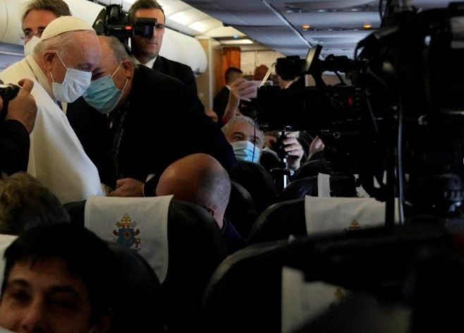  Η πτήση του Πάπα Φραγκίσκου από την Κύπρο στην Ελλάδα – Η συνομιλία με δημοσιογράφους
