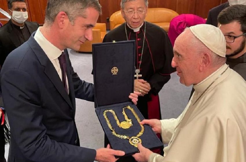  Με το Χρυσό Μετάλλιο Αξίας της Πόλεως των Αθηνών τίμησε ο Δήμαρχος Αθηναίων τον Πάπα Φραγκίσκο