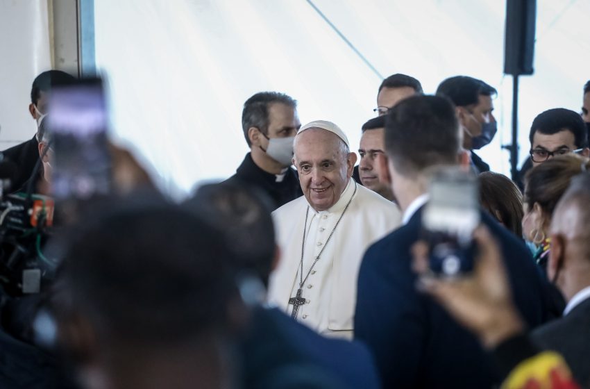  Θερμή υποδοχή στον Πάπα Φραγκίσκο από τους πρόσφυγες και μετανάστες στο ΚΥΤ του Καρά Τεπέ
