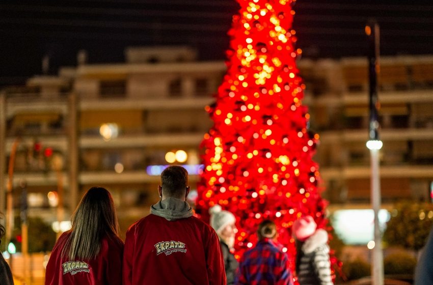  Χριστουγεννιάτικα κλικ κάτω από το κατακόκκινο δέντρο του ΣΚΡΑΤΣ στο Γαλάτσι – Εορταστικό χρώμα στην πλατεία Μανδηλαρά