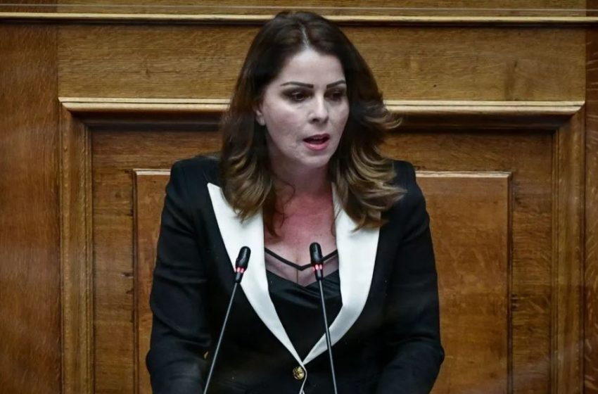  Παπακώστα (βουλευτής ΝΔ): “Πρόστιμο σε όσους εγκλωβισμένους οδηγούς δεν έχουν αλυσίδες”