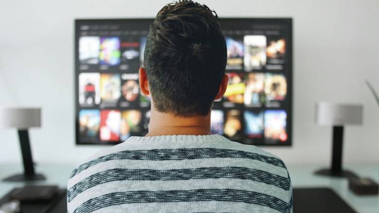  Σοβαρός κίνδυνος θρόμβωσης για όσους βλέπουν τηλεόραση πάνω από τέσσερις ώρες την ημέρα – Τι δείχνει έρευνα
