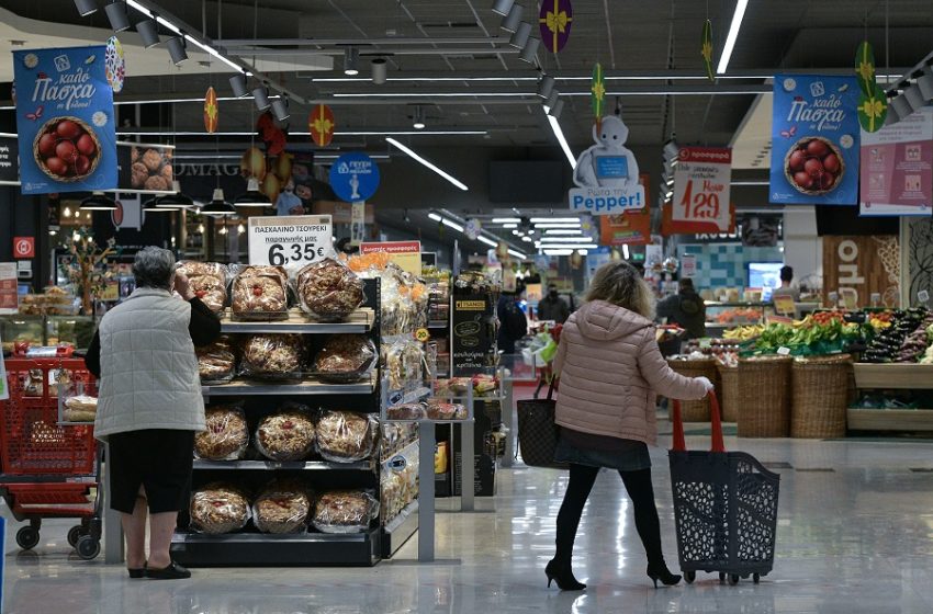  “Ψαλίδι” σε ψώνια, ρεύμα και διακοπές από τους Ελληνες λόγω ακρίβειας