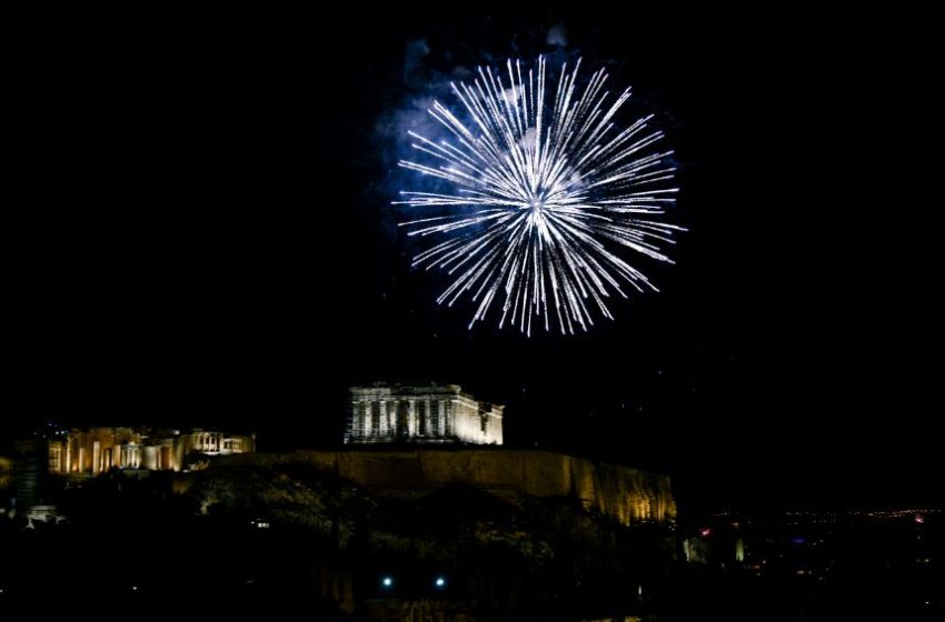  Με θέαμα, φως και λάμψη υποδέχθηκε η Αθήνα το 2022 (εικόνες)