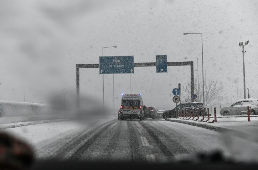  Στο έλεος της κακοκαιρίας από το πρωί εκατοντάδες οδηγοί στην Αττική Οδό – Επέμβαση του στρατού για να απεγκλωβιστούν