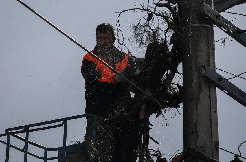  Εικόνες ντροπής – Τρίτη μέρα χωρίς ρεύμα για χιλιάδες νοικοκυριά – “Έπεσε” η γραμμή του ΔΕΔΔΗΕ