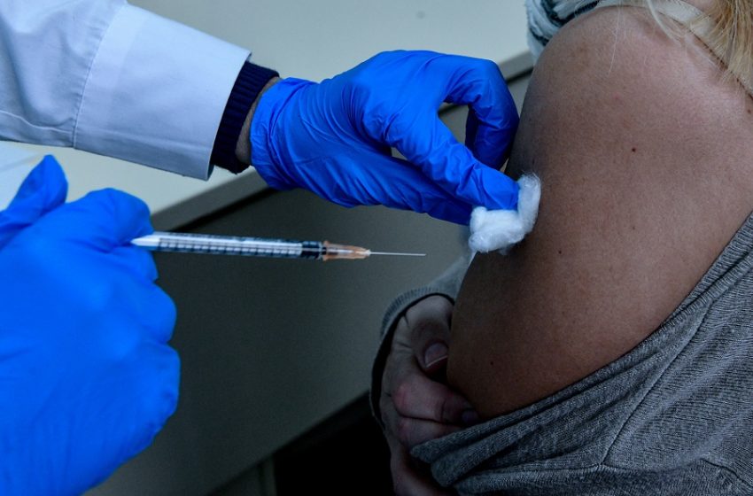  Παγώνη: Ποιοι πρέπει να κάνουν το επικαιροποιημένο εμβόλιο για την Όμικρον