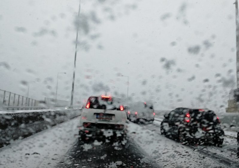  Παρέλυσε η Αττική παρά τις προειδοποιήσεις για τον ισχυρό χιονιά – Εικόνες χάους στην Εθνική Αθηνών – Λαμίας, δεκάδες εγκλωβισμένοι οδηγοί (vid)