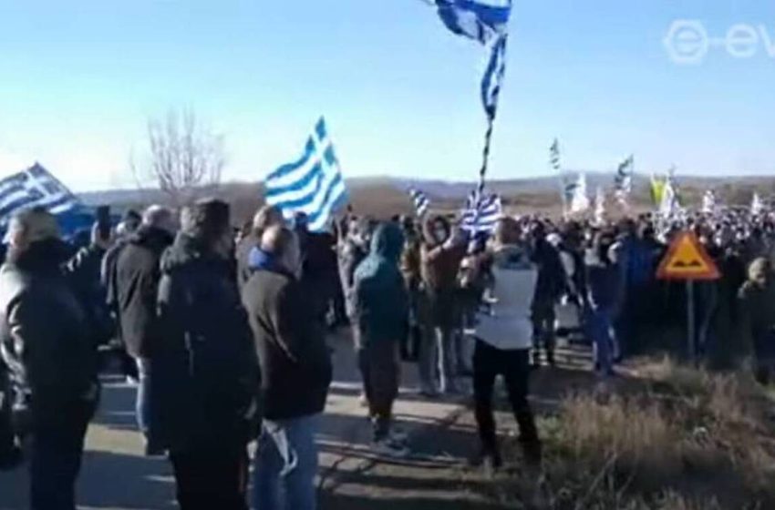  Πετροπόλεμος και χημικά έξω από το ΚΥΤ στο Φυλάκιο Έβρου