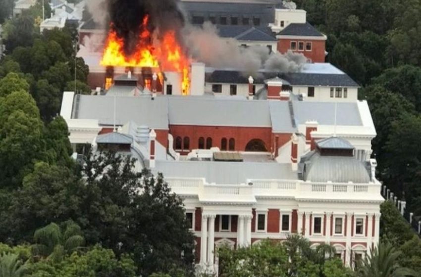  Φωτιά στη Βουλή της Νότιας Αφρικής (vid)