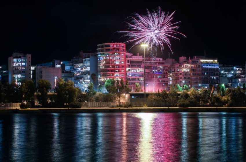  Με πυροτεχνήματα και μηνύματα ελπίδας υποδέχθηκαν το νέο έτος οι δήμοι της Αττικής