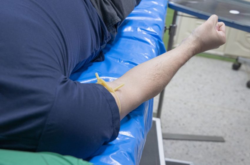  Ιταλία: Αντιεμβολιαστής έσφιξε το χέρι του με λάστιχο “για να μην μπει μέσα του το εμβόλιο”