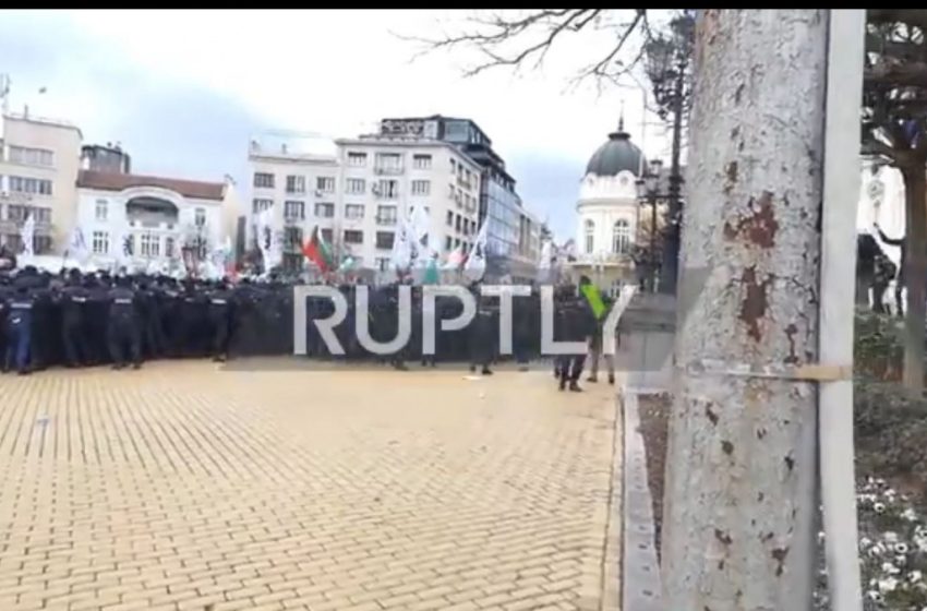  Βουλγαρία: 3.000 αντιεμβολιαστές διαδηλωτές έφτασαν στην είσοδο του κοινοβουλίου