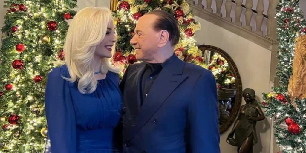 silvio berlusconi mple sakaki sintrofos xristougenniatiko dentro