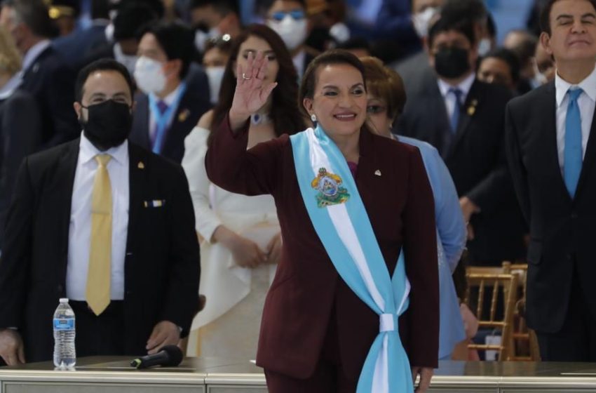  “Αρχίζει η κυβέρνηση του λαού” στην Ονδούρα – Ορκίστηκε η αριστερή Σιομάρα Κάστρο