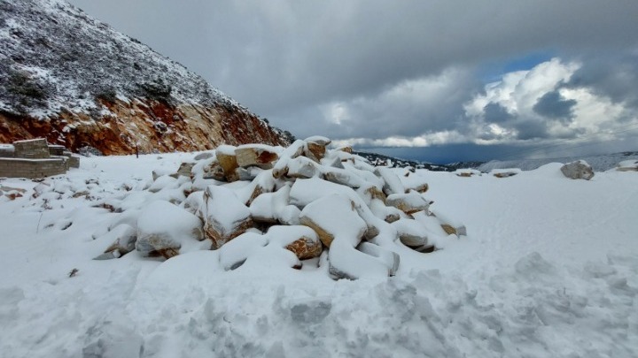  Εύβοια: Το χιόνι έφτασε μέχρι τη θάλασσα – Πού χρειάζονται αλυσίδες