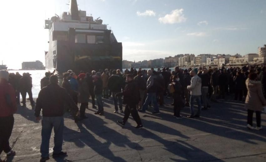  Μπλόκο στη Χίο – Κινητοποιήσεις στη Μυτιλήνη – Αντιδράσεις για τις κλειστές δομές από τους κατοίκους