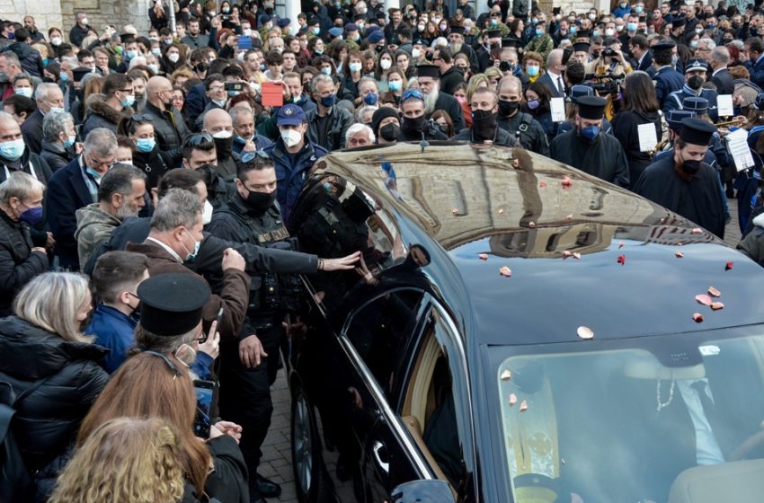  Μητροπολίτης Αιτωλίας: Εικόνες συνωστισμού στην κηδεία του