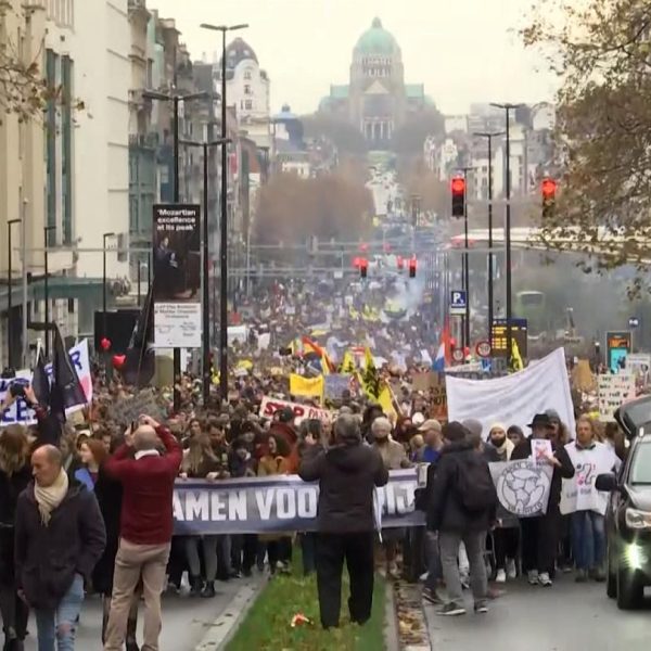 Βρυξέλλες: Μαζική διαδήλωση κατά των μέτρων για την πανδημία