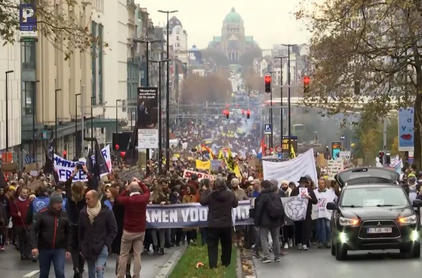  Βρυξέλλες: Μαζική διαδήλωση κατά των μέτρων για την πανδημία