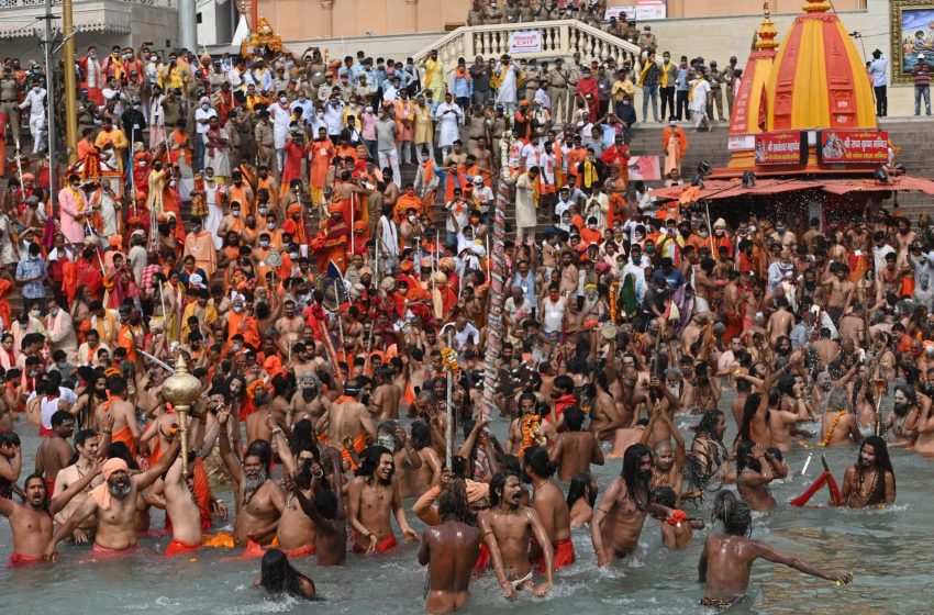  Iνδία: Ένα εκατομμύριο πιστοί στο Γάγγη για θρησκευτική γιορτή