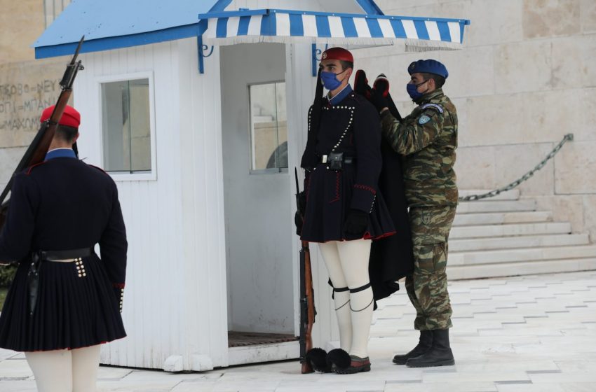  Με κάπες οι Εύζωνες στον Άγνωστο Στρατιώτη λόγω του κρύου