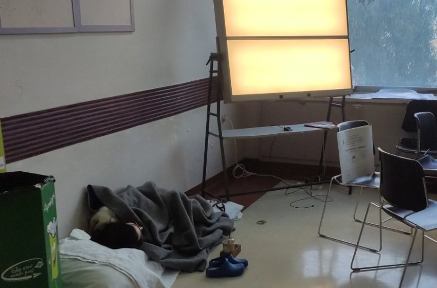  Ευαγγελισμός: Εξαντλημένοι υγειονομικοί κοιμούνται στο πάτωμα – Εικόνες σοκ