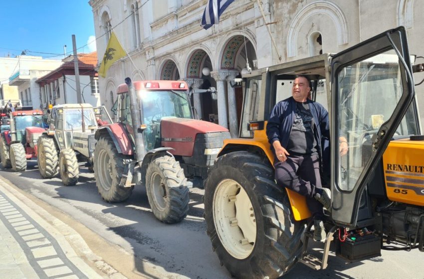  Οι αγρότες μπήκαν με τα τρακτέρ στο κέντρο της Λαμίας (vid)