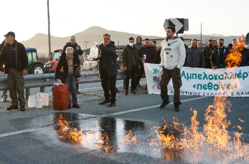  Διαμαρτυρία με κλείσιμο δρόμου και φωτιά στα τσίπουρα