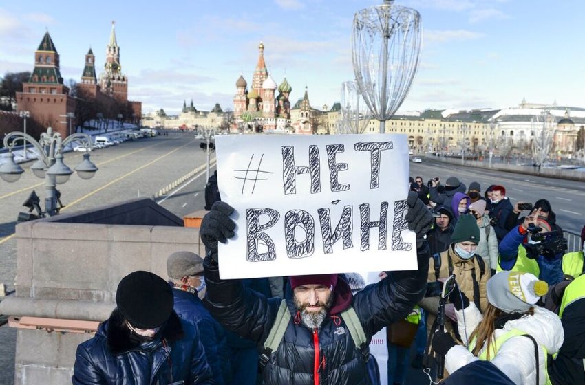  Τουλάχιστον 4.000 συλλήψεις σε αντιπολεμικές διαδηλώσεις στην Ρωσία