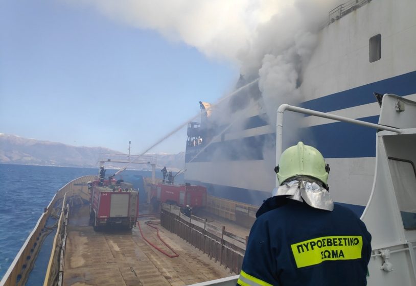  Ανακοίνωση Λιμενικού: 11 αγνοούμενοι στο φλεγόμενο πλοίο – Τρεις Έλληνες ανάμεσά τους – Πηγαίνει ομάδα υποβρυχίων αποστολών και η ΕΜΑΚ