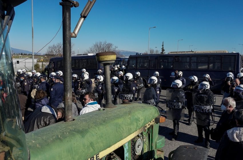  Ένταση αγροτών με αστυνομία στη Νίκαια – Κλιμάκωση των κινητοποιήσεων με μπλόκα (vid)