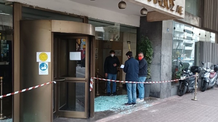  Επίθεση με βαριοπούλες στο κτήριο του ΟΣΕ στο κέντρο της Αθήνας