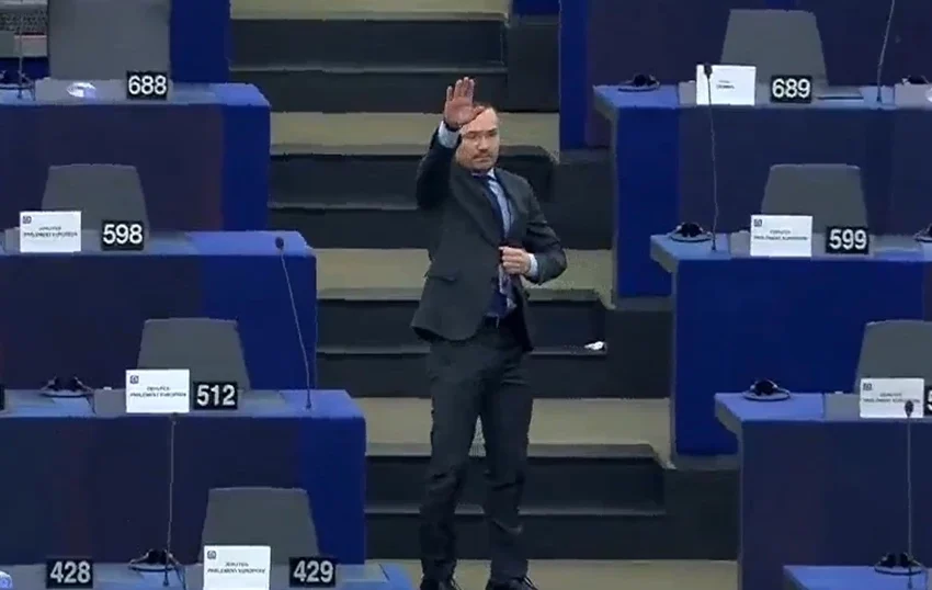  Ευρωπαϊκό Κοινοβούλιο: Βούλγαρος ευρωβουλευτής χαιρέτισε ναζιστικά (vid)