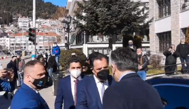  Καστοριά:Η στιγμή των αποδοκιμασιών σε Άδωνι-“Λαϊκισμός”, απαντά ο υπουργός