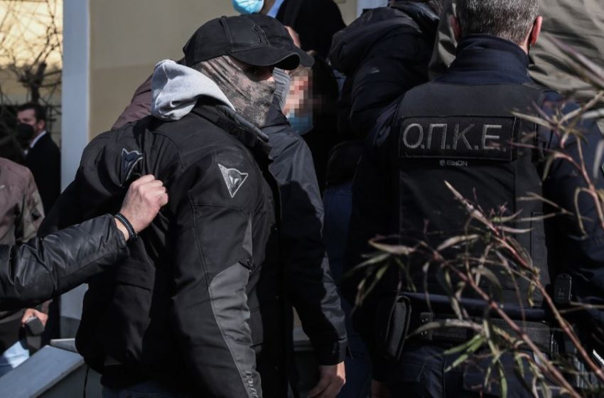  Αποδοκιμασίες της 29χρονης και του συντρόφου της στα δικαστήρια για το φόνο στην Κυψέλη