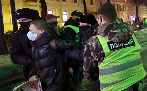 Δεκάδες συλλήψεις σε αντιπολεμική διαδήλωση στη Μόσχα και άλλες ρωσικές πόλεις