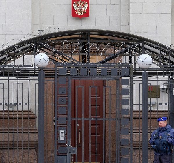  Σημαντικές εξελίξεις: Η Μόσχα απομακρύνει τους διπλωμάτες από την πρεσβεία στο Κίεβο – Πράσινο φως για επέμβαση από τη ρωσική βουλή