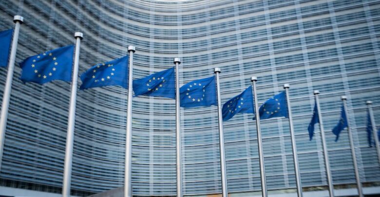  ΣΥΡΙΖΑ: Κατεπείγουσα ερώτηση στην Κομισιόν για την ρήτρα αναπροσαρμογής – “Παραβιάζεται το ευρωπαϊκό δίκαιο”