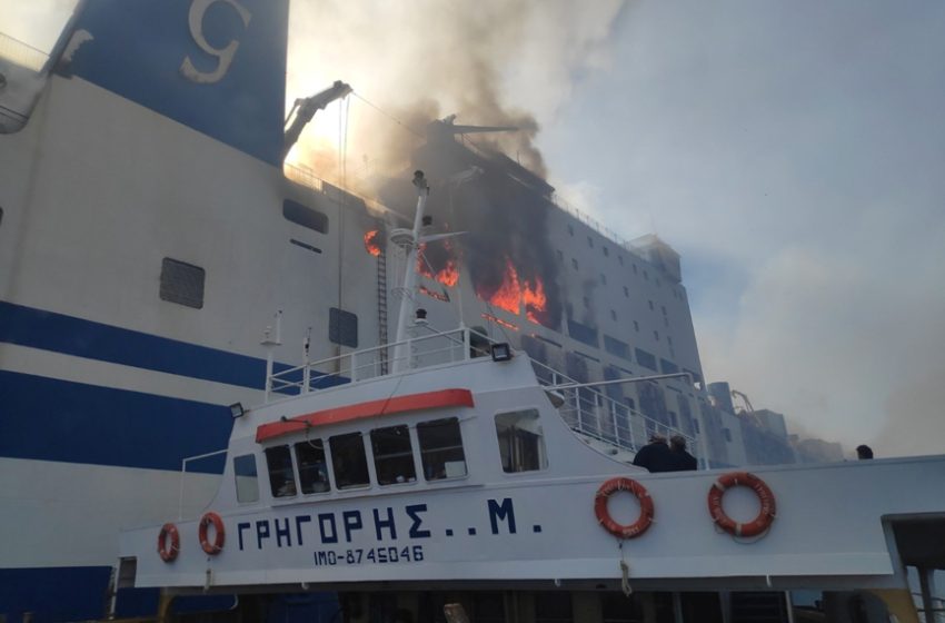  Κέρκυρα: Διασώστες της ΕΜΑΚ πηγαίνουν στο φλεγόμενο πλοίο
