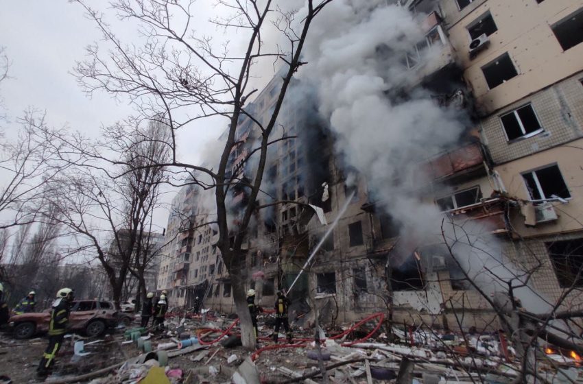  Οβίδα όλμου σε πολυκατοικία στο Κίεβο – Νεκροί και τραυματίες – Συγκλονιστικές εικόνες