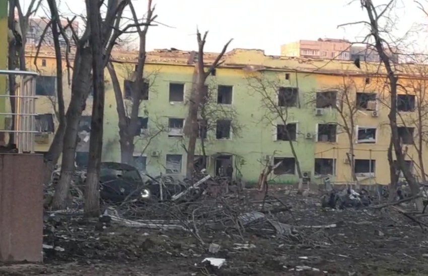  Νέα αεροπορική επίθεση στη Μαριούπολη- Διεθνής κατακραυγή για τον βομβαρδισμό μαιευτηρίου (vid)