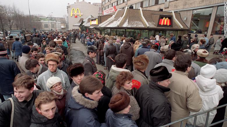  CNN: Μπορούν οι Ρώσοι πολίτες να αντέξουν τις κυρώσεις;-To τέλος των…McDonald’s και των εμπορικών κέντρων- Η περιγραφή ενός Μοσχοβίτη καθηγητή